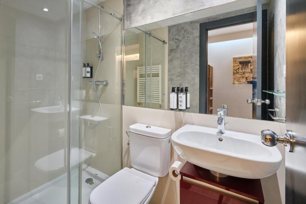 Suite Familiar para 8 personas Hotel VM Prisma ba&ntilde;o