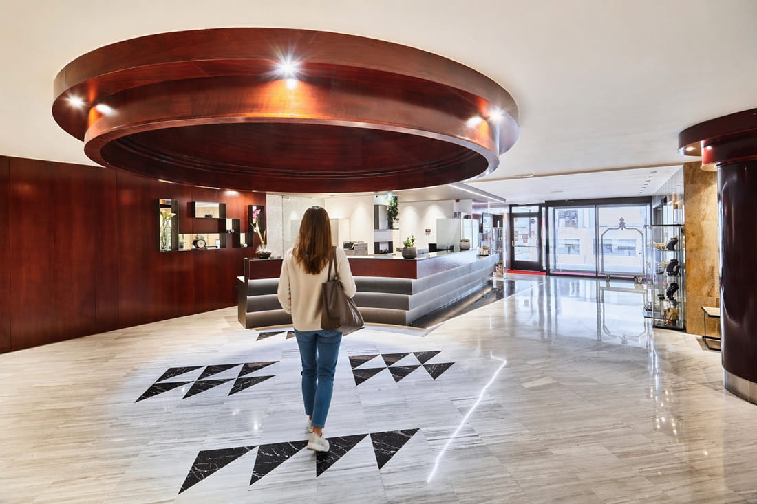 Recepci&oacute;n y hall del Hotel VM Prisma